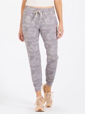 Vuori Performance Joggers in Gray Camo XS